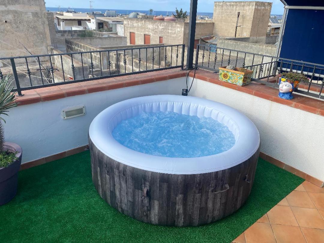 Apartment With Terraces And Private Jacuzzi - San Vito 400M From Beach Сан Вито ло Капо Екстериор снимка